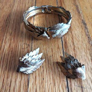 Vintage set of gold tone leaf design hinged bracelet and clip on earrings